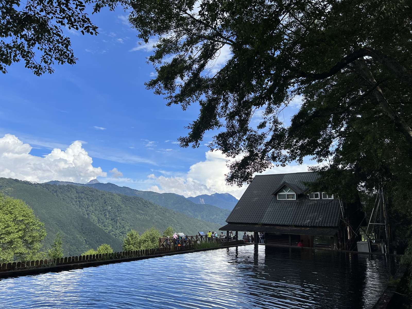雪山登山口木屋