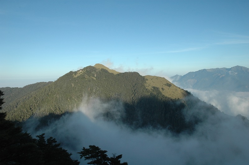 遠眺桃山與桃山山屋